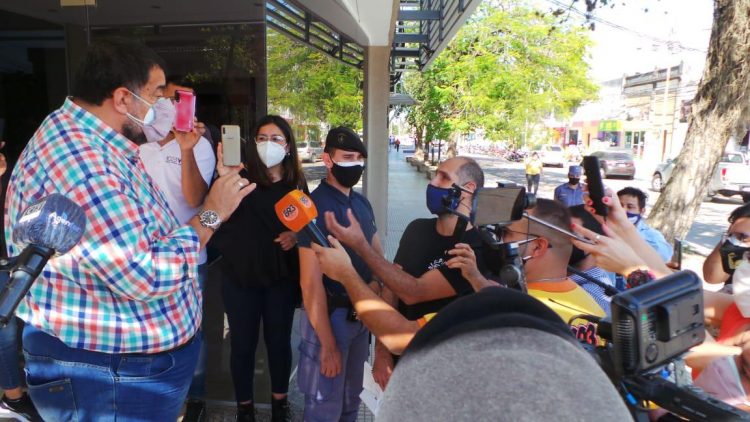 Grupo de comerciantes intercambió palabras con el ministro González por las restricciones