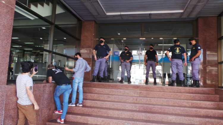 Grupo de comerciantes intercambió palabras con el ministro González por las restricciones