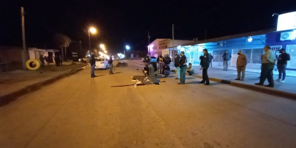 Motociclista chocó vehículo que salía de una gomería y se mató