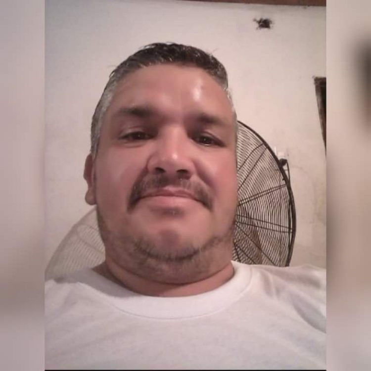 Motociclista chocó vehículo que salía de una gomería y se mató