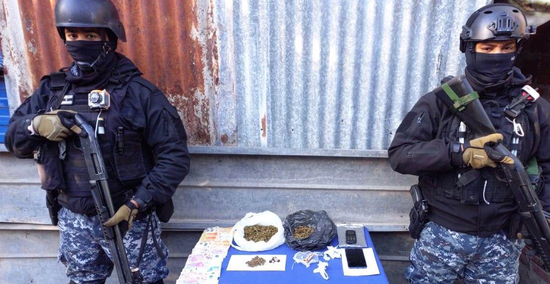 Detienen a una pareja que vendía marihuana y cocaína en el barrio Eva Perón