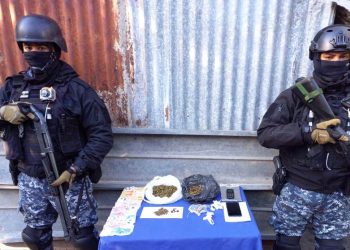 Detienen a una pareja que vendía marihuana y cocaína en el barrio Eva Perón