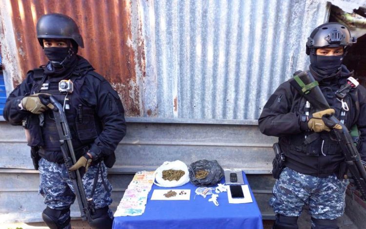Detienen a una pareja que vendía marihuana y cocaína en el barrio Eva Perón