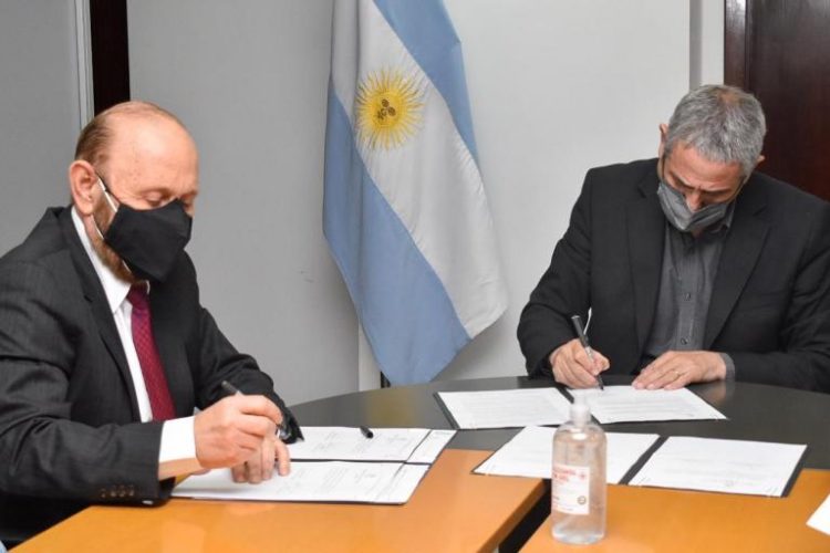 Ferraresi e Insfrán firmaron acuerdos por $2.540 millones para construir más de 600 viviendas