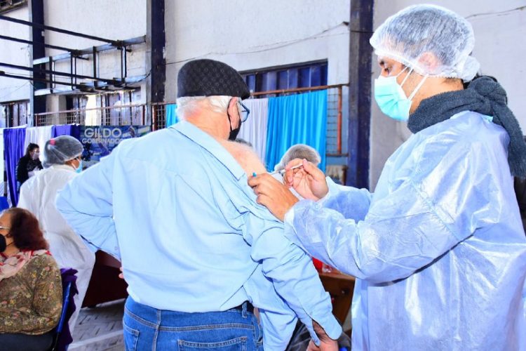 Intensifican la vacunación en el interior e informan 8 decesos y 395 diagnósticos positivos