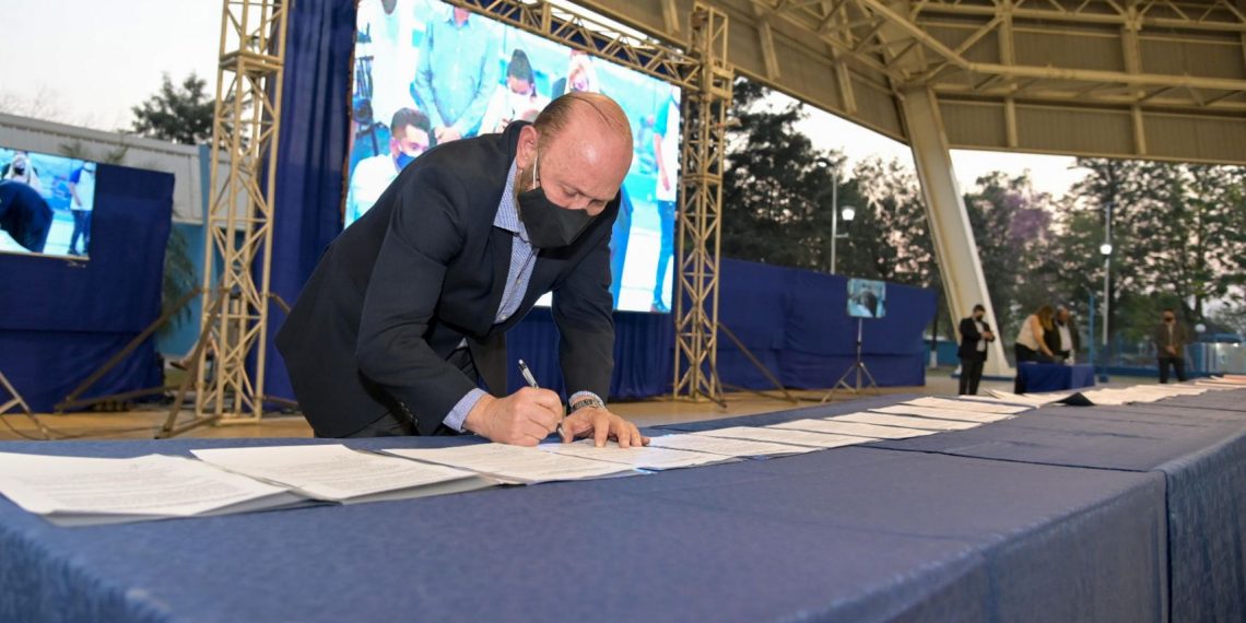 Insfrán firmó actas y llamado a licitación de obras por más de 25 mil millones de pesos