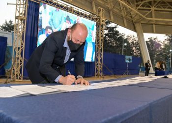 Insfrán firmó actas y llamado a licitación de obras por más de 25 mil millones de pesos