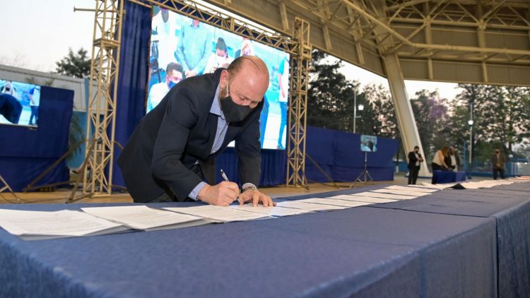 Insfrán firmó actas y llamado a licitación de obras por más de 25 mil millones de pesos