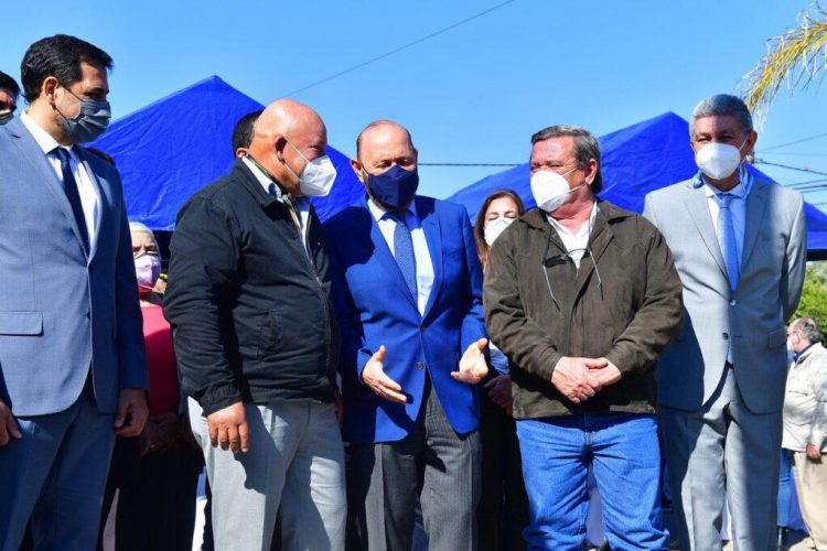 Acompañado de dirigentes de la oposición, Insfrán inauguró obras en el sur provincial