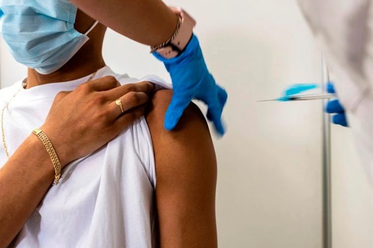 Los vacunados con Sinopharm necesitarían una tercera dosis a los 5 meses