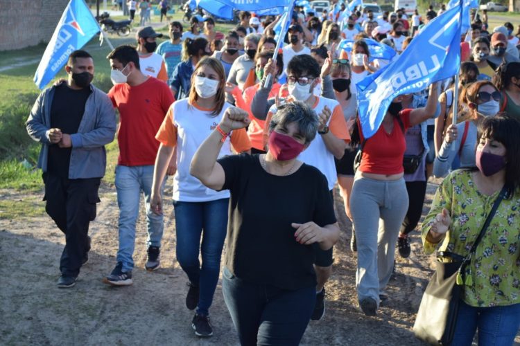 La precandidata Gabriela Neme recorrió barrios de circuito 5