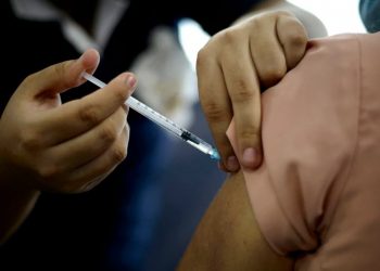 Los vacunados con Sinopharm necesitarían una tercera dosis a los 5 meses