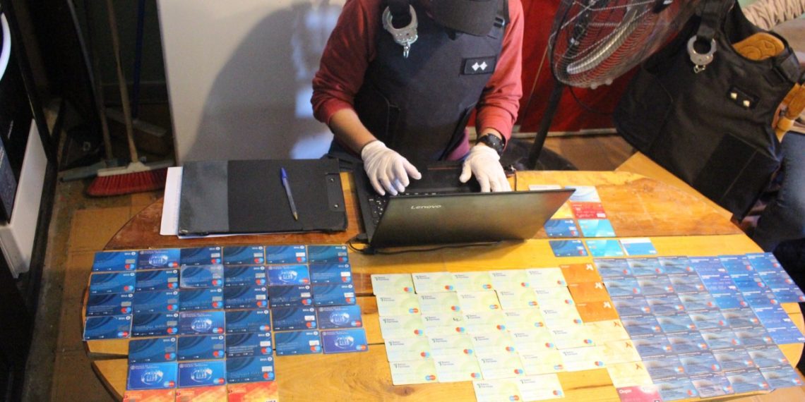 Detienen a un hombre con 115 tarjetas de débito y más de un millón de pesos