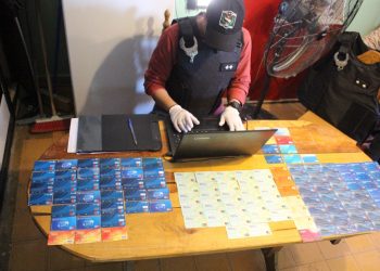 Detienen a un hombre con 115 tarjetas de débito y más de un millón de pesos