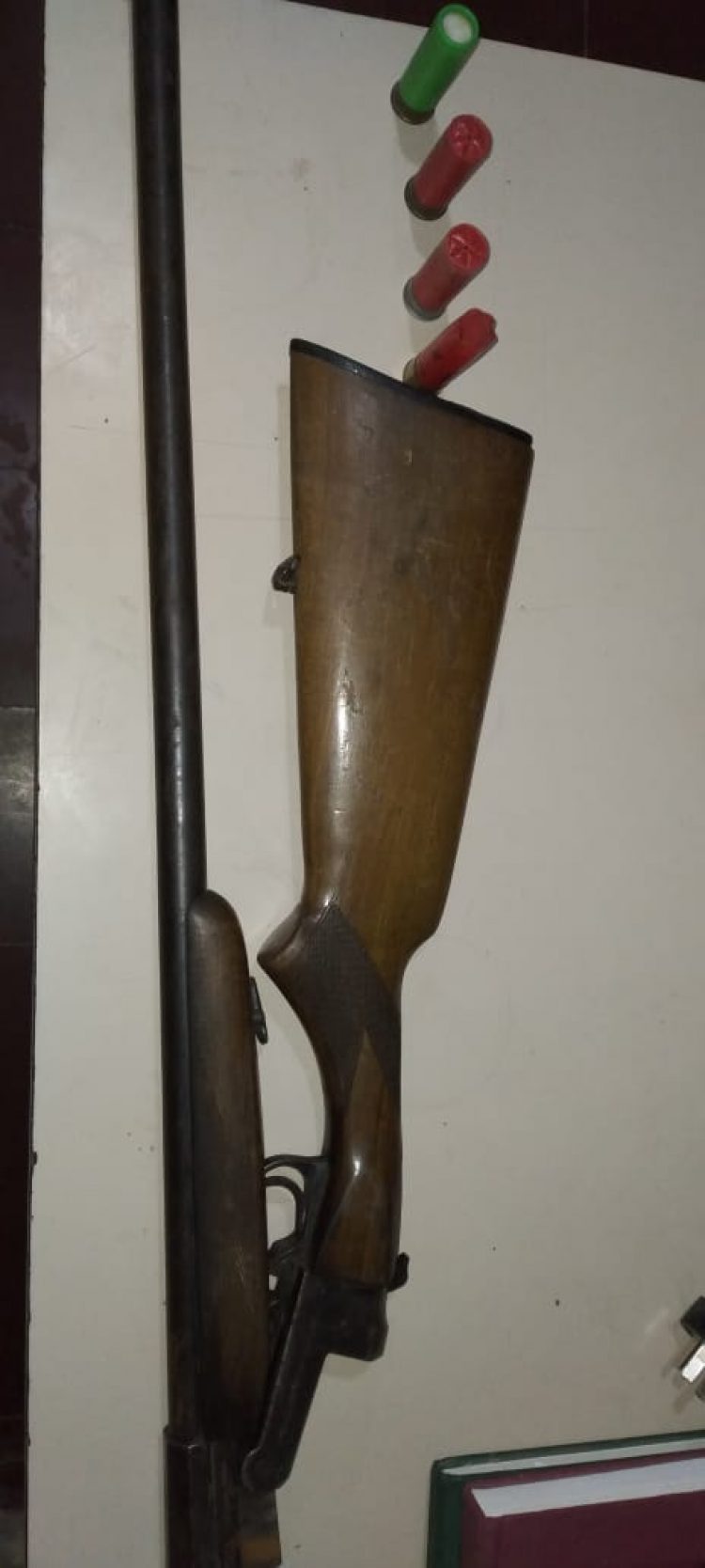 Un hombre le apuntó con su escopeta a su mujer y su pequeño hijo y quedó detenido