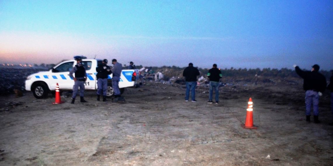 Macabro: Una mujer buscaba cosas para reciclar en el vaciadero y encontró un cráneo humano