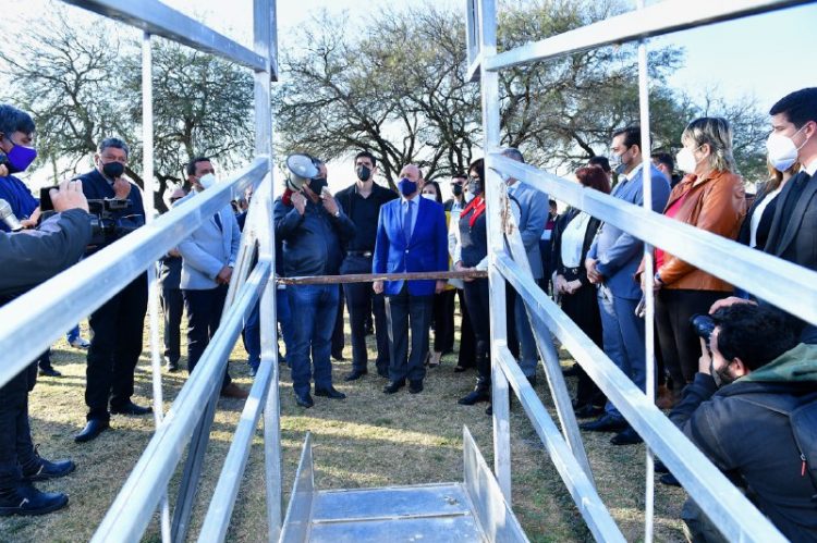 Acompañado de dirigentes de la oposición, Insfrán inauguró obras en el sur provincial
