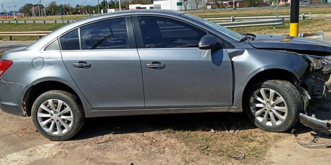 Estaba ebrio, iba a alta velocidad, perdió el control y chocó un guardarraíl