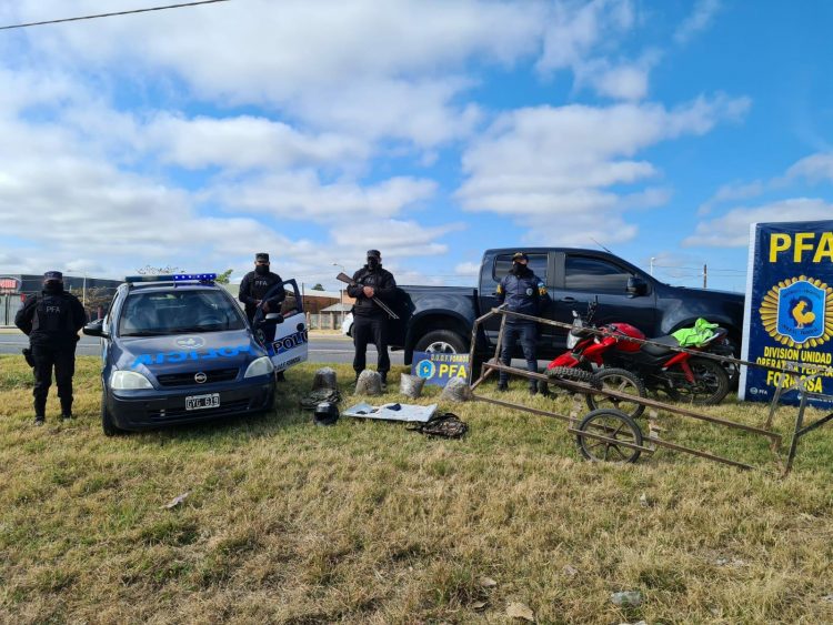 Al verse cercados, narcos arrollaron con su moto a policías federales