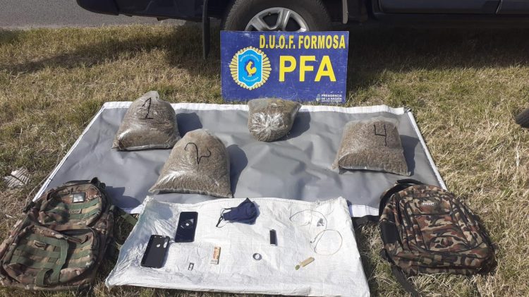 Al verse cercados, narcos arrollaron con su moto a policías federales