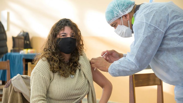 Amplio plan de vacunación en la semana, incluye Moderna para adolescentes con factores de riesgo