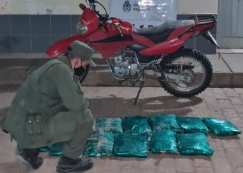 Llevaba $800 mil en hojas de coca y se topó con un procedimiento de Gendarmería