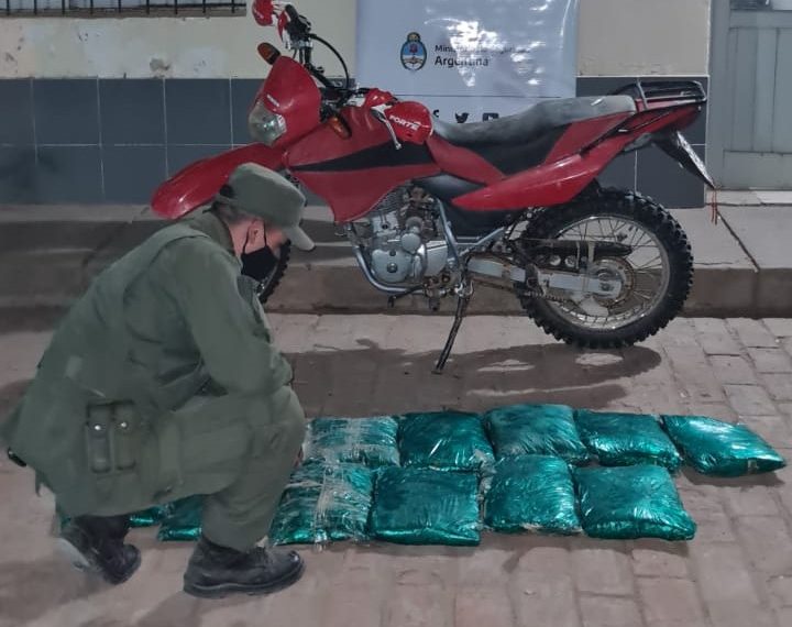 Llevaba $800 mil en hojas de coca y se topó con un procedimiento de Gendarmería