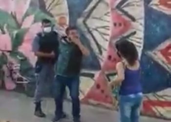 Escape de película: lo atrapó un policía y se sacó la campera para huir