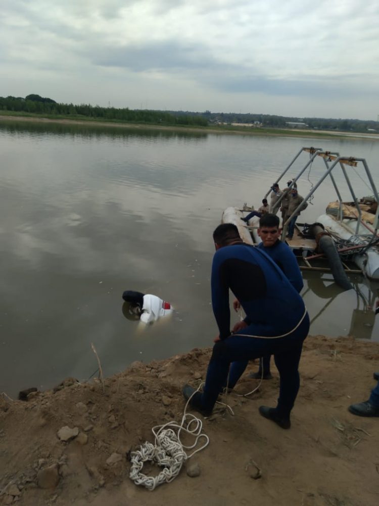 Se le olvidó poner el freno de mano, y su auto cayó al río Paraguay