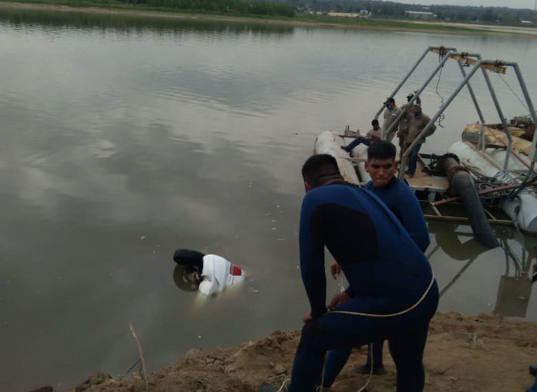 Se le olvidó poner el freno de mano, y su auto cayó al río Paraguay