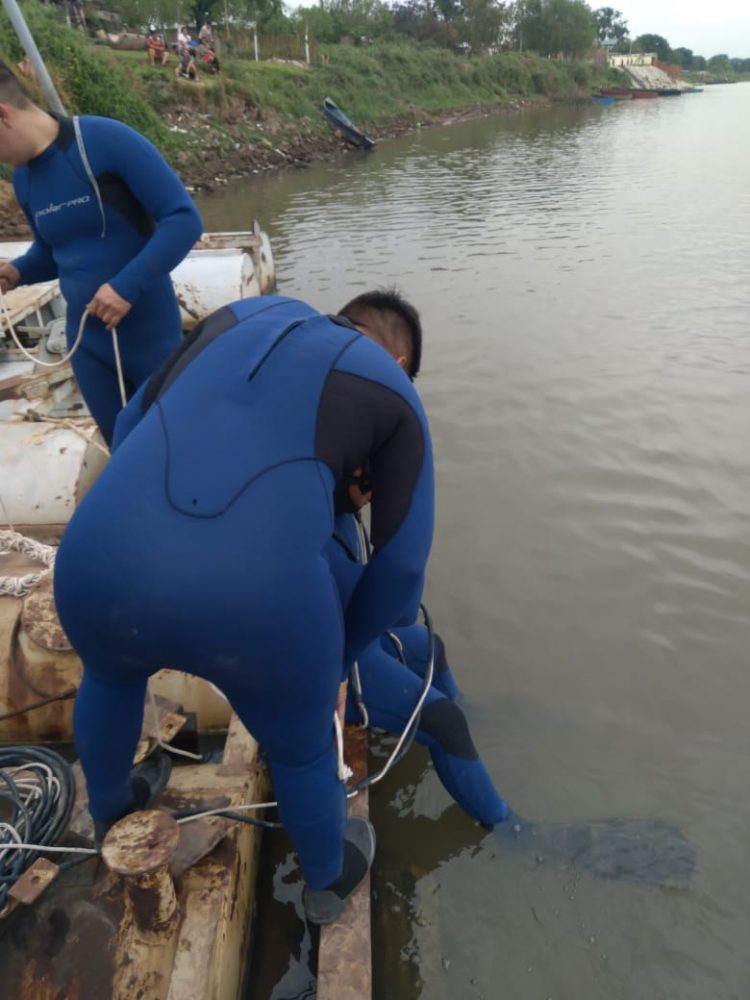 Se le olvidó poner el freno de mano, y su auto cayó al río Paraguay