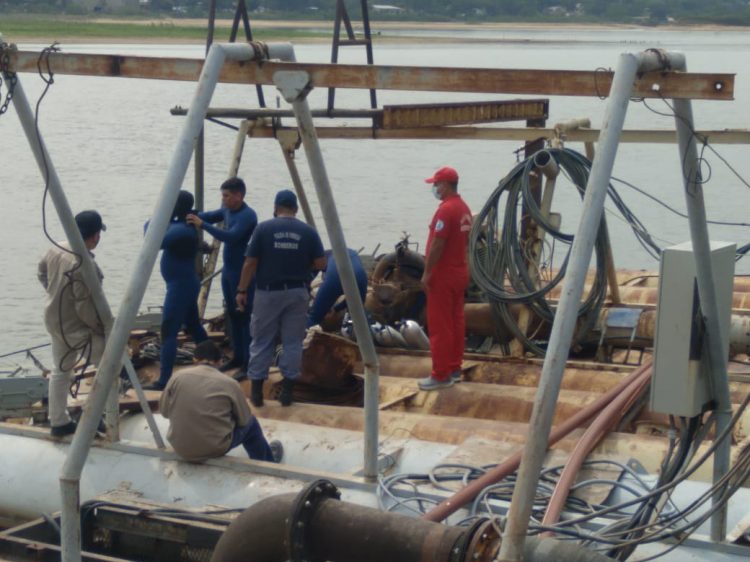 Se le olvidó poner el freno de mano, y su auto cayó al río Paraguay