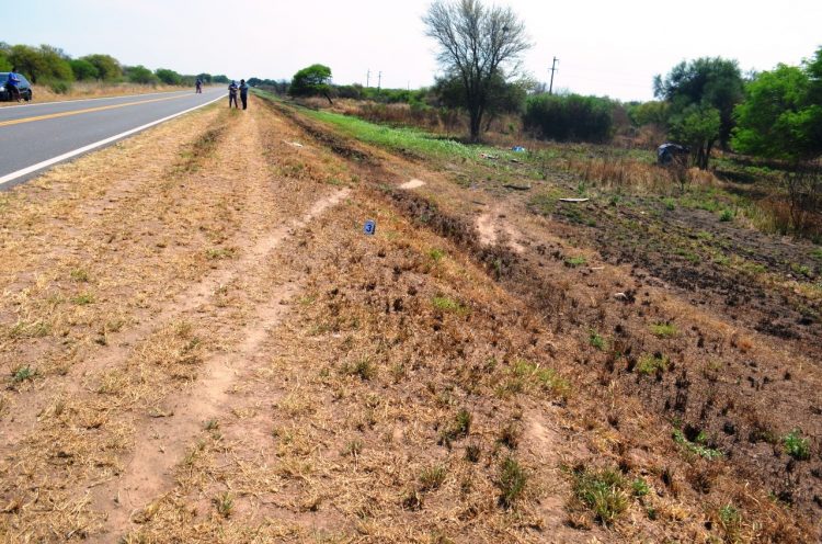 Vuelco fatal: conductor de una Hilux salió despedido del rodado y murió