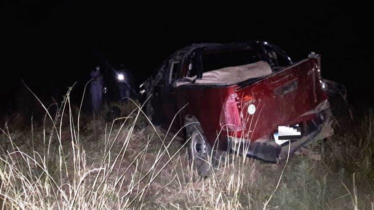 Vuelco fatal: conductor de una Hilux salió despedido del rodado y murió