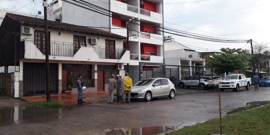 Encontraron el cuerpo de un hombre sin vida frente a la puerta de una casa