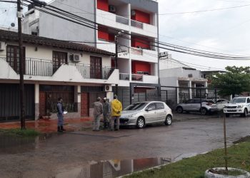 Encontraron el cuerpo de un hombre sin vida frente a la puerta de una casa
