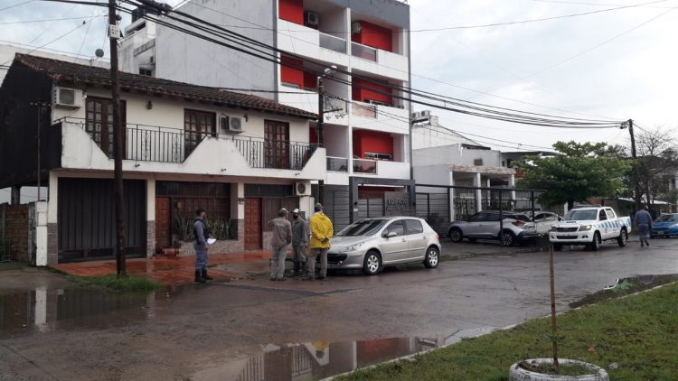 Encontraron el cuerpo de un hombre sin vida frente a la puerta de una casa