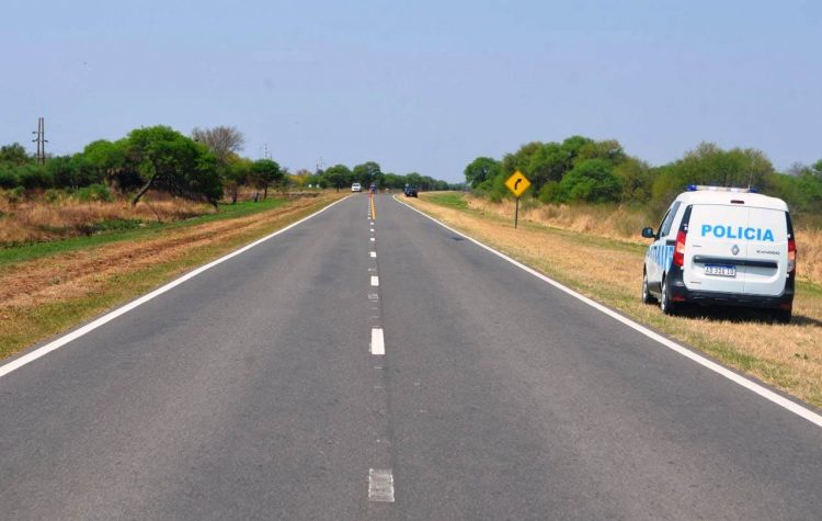 Una mujer murió y su hija pelea por su vida tras despiste y vuelco en la ruta 81
