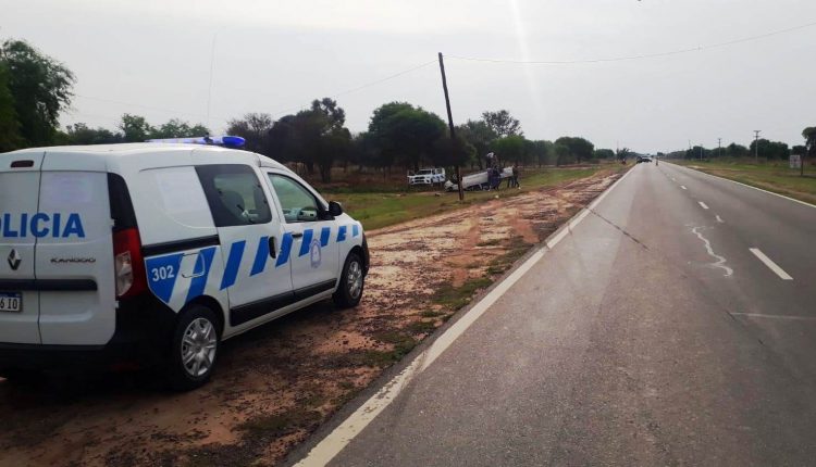 Ibarreta: Reventón de una cubierta provocó el vuelco de una Hilux