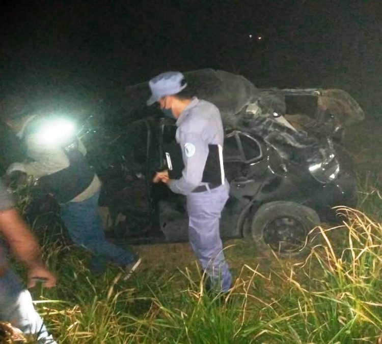 Un auto despistó, volcó y el acompañante del conductor falleció