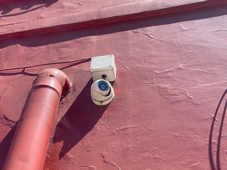 Le robaron 800 mil pesos y también el DVR que graba los videos de las cámaras