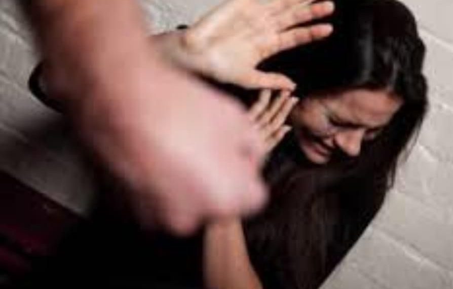 Estaba ebrio, golpeó a su pareja y la amenazó de muerte, quedó detenido