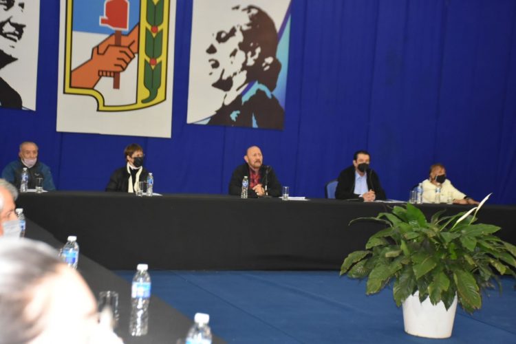 Insfrán reordena y baja línea al PJ local y sus aliados para noviembre