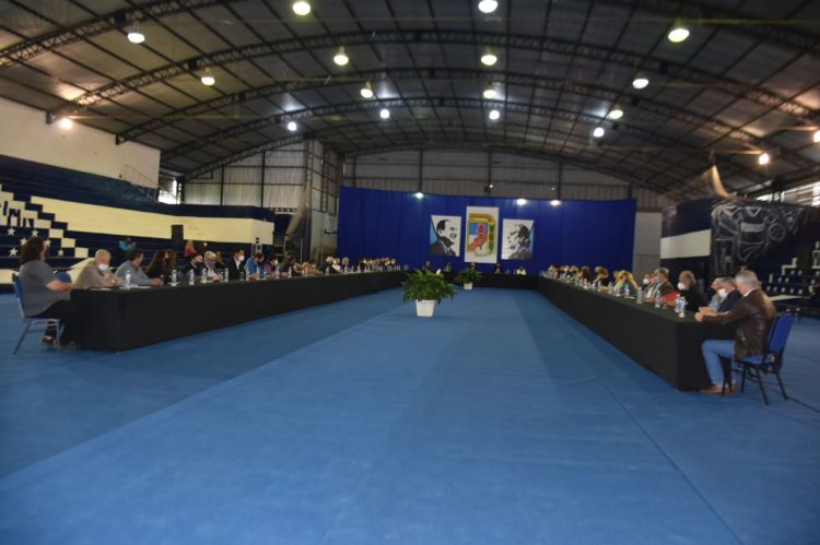 Insfrán reordena y baja línea al PJ local y sus aliados para noviembre