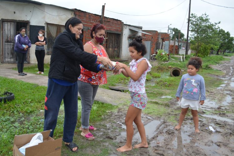 El concejal Fabián Olivera ayudó a jóvenes de barrios alejados a llegar hasta vacunatorios