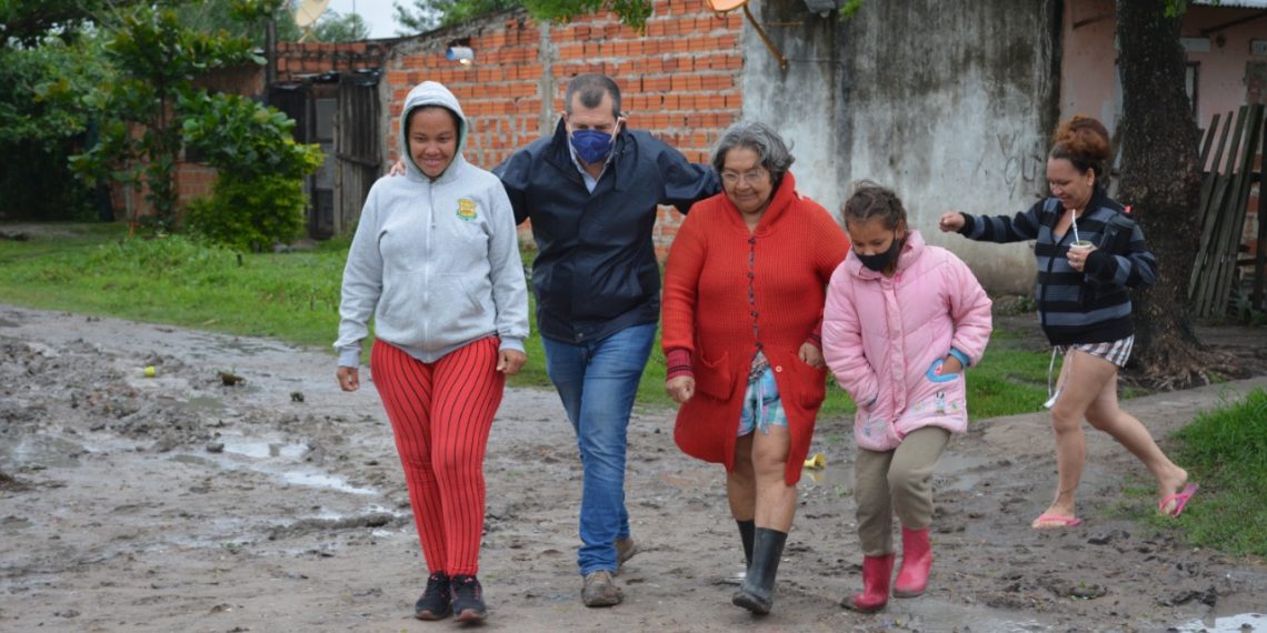 El concejal Fabián Olivera ayudó a jóvenes de barrios alejados a llegar hasta vacunatorios