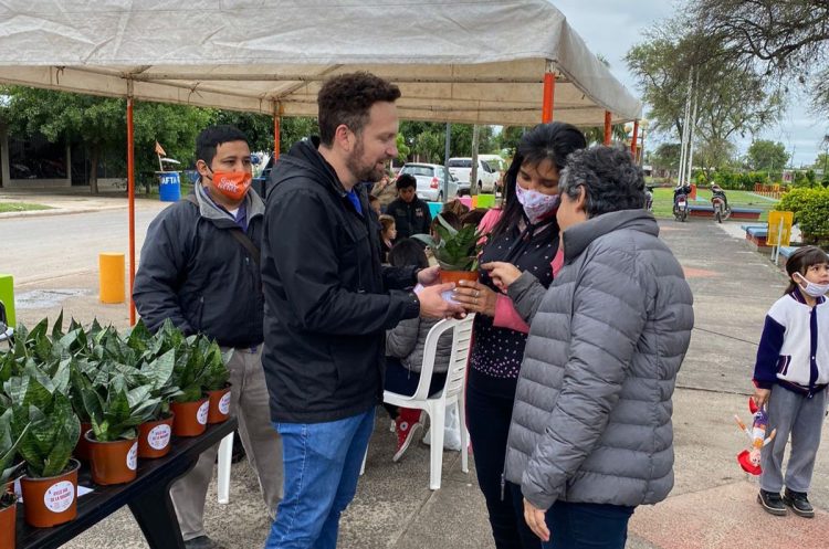 Gaby Neme y Marcelo Ocampo junto a las madres en Circuito 5