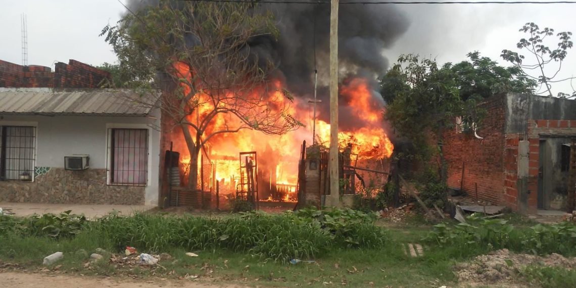 Dos pequeñas niñas se salvan de milagro de un voraz incendio