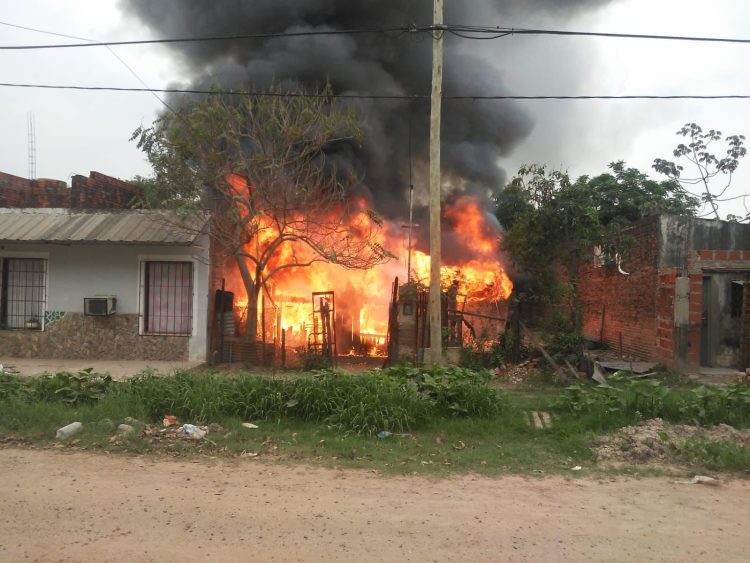 Dos pequeñas niñas se salvan de milagro de un voraz incendio