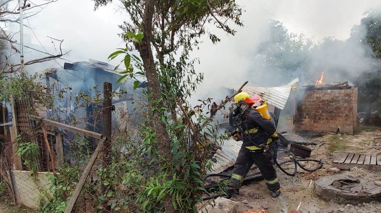 Dos pequeñas niñas se salvan de milagro de un voraz incendio